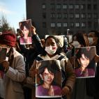 Activistas en Tokyo protestan en defensa de Aung San Suu Kyi.