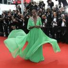 La actriz, con vestido verde y corona del pelo de Gucci. Día: miércoles 13 de mayo, en la ceremonia de inauguración y presentación de La Tete Haute .