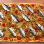 Con sardinas, cebolla y pimiento, pero también se puede rellenar con butifarra Puedes ver la receta completa aquí