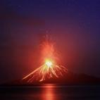 El volcán indonesio hijo del Krakatoa expulsa nubes de ceniza, humo y magma