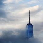 Ahí arriba, entre las nubes, emergen los últimos pisos de la torre del One World Trade Center de Nueva York, el edificio construido sobre parte del terreno de las malogradas Torres Gemelas. El 29 de mayo abre al público el observatorio que of...