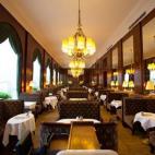 Fundado en 1873, por las mesas de esta legendaria cafetería se sentaron personajes de la talla de Sigmund Freud, Marlene Dietrich o Gustav Mahler, entre otros. Sus lámparas colgantes de estilo aristocrático y sus cortinas de terciopelo color ...
