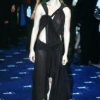 Es Paz Vega, aunque con ese vestido de Yves Saint Laurent podría tratarse de la versión morena de Daenerys Targaryen de Juego de tronos.
La sevillana se convertía en la Actriz revelación por su papel en Lucía y el sexo (2002).