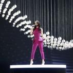 La ganadora de Eurovisión 2014 abrió la gala cantando Building Bridges