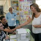 La presidenta del PPC, Alicia Sánchez-Camacho, saluda al ex jugador del FC Barcelona, Gerard López, miembro de su mesa electoral, tras votar en un colegio electoral de Barcelona.