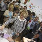 Esperanza Aguirre, votando en el barrio de Malasaña de Madrid. Ella es candidata a la Alcaldía por el PP. 