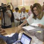 La presidenta electa de Andalucía, la socialista Susana Díaz, votando en Triana. 