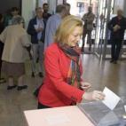 La candidata del PP al Gobierno de Aragón, Luisa Fernanda Rudi, ha ejercido su derecho al voto en el Colegio Montessori de Zaragoza