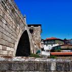Situado en la población de mismo nombre, es uno de los pocos ejemplos de puente fortificado que todavía existen en Portugal. Una majestuosa torre del siglo XV que preside uno de los extremos del puente nos transportará a la Edad Media. A esca...
