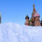 La Catedral de San Basilio, en la Plaza Roja de Moscú, casi escondida tras la acumulación de nieve
