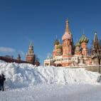 Montañas de varios metros de nieve rodean la Plaza Roja de Moscú