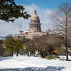 El Capitolio de Texas, EEUU, rodeado de nieve