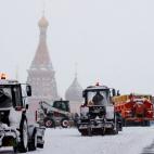 Quitanieves en la Plaza Roja de Moscú