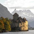 A orillas del lago Lemán se encuentra el Castillo de Chillón), un castillo de larga historia que data de 1536. Escritores como Victor Hugo, Lord Byron, Gustave Flaubert o Jean-Jacques Rousseau llegaron a utilizar este castillo como fuente de i...