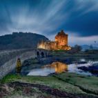 Al norte de la isla de Skye se encuentra el mundialmente famoso Castillo de Eilean Donan, que ha aparecido en multitud de películas a lo largo de la historia del cine: Los Inmortales, La Trampa, Braveheart… El castillo comenzó a construirse ...