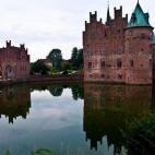 El Castillo de Egeskov es el prototipo perfecto de lo que podría ser un castillo de cuento de hadas. Cerca de Odense, este espectacular castillo danés brilla por su perfecto estado de conservación y, por supuesto, por el agua, que tanto prota...