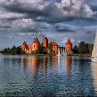 Hay más de 200 lagos en toda la región y, como no podía ser de otra manera, tenía que haber un castillo en uno de ellos. De mediados del siglo XIV, el Castillo de Trakai se encuentra en una de las islas del lago Galvé y presume de ser el ú...