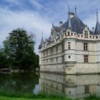 El pequeño Chateau Azay Le Rideau da la sensación de estar flotando sobre el río Indre. Fue construido en pleno Renacimiento francés, a comienzos del siglo XVI, y es una buena representación del estilo de la época. Su interior está amuebl...