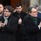 Puigdemont y Mas aplauden codo con codo.