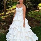 Hay todo un universo de vestidos de novia hechos con papel higiénico. La empresa Cheap Chic Weddings lleva desde 2004 organizando un concurso anual de diseños hechos con ese material. Pegamento, cinta adhesiva, aguja e hilo son las herramienta...