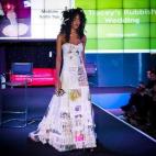 Este vestido se presentó en el marco de un desfile organizado por la web Recycle for Greater Manchester en noviembre de 2013. Este vestido de novia —el único de la colección fotografiada por Karen Hall— es un trabajo de Tracey Cliffe, fam...