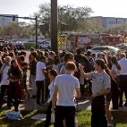 Los alumnos se agrupan frente al instituto Stoneman Douglas.