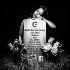 Elsheba Khan en la tumbar de su hijo, Kareem Rashad Sultan Khan, en el cementerio nacional de Arlington (Virginia), 2008.