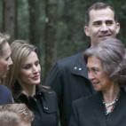La reina Sofía con los príncipes de Asturias y la infanta Elena.