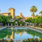 El Alcázar de los Reyes Cristianos, con sus espectaculares jardines, especialmente en esta época del año, debe ser visita obligatoria. Aunque no es gratis, merece la pena pagar 4,5 euros para ver una representación modesta de los jardines de...