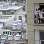 La policía trata de controlar a un hombre desnudo que se disponía a suicidarse saltando por el balcón de su casa, en Hefei, provincia de Anhui, China. El hombre, de apellido Liu, fue finalmente controlado por la policía tras un enfrentamient...