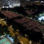Miles de personas acuden a la vigilia en el parque Victoria de Hong Kong, China, para recordar a las víctimas de la matanza de Tiananmen, en el 26 aniversario.