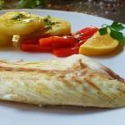 Un plato sano sin nada de grasas para el que solo hace falta calentar el pescado con sal y unas gotas de agua y lim&oacute;n. Puedes leer la receta completa en Cookpad.
