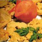 Las alcachofas se hacen en cuatro pasos y para la salsa romesco solo hace falta majar en un mortero los ingredientes. Si quieres preparar esta receta, puedes encontrar c&oacute;mo hacerla en Cookpad.