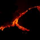 El r&iacute;o de lava se abre paso entre la vegetaci&oacute;n y hacia las localidades cercanas