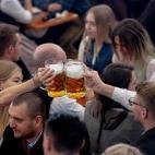 La Oktoberfest de Múnich abre entre multitudes y tras dos años de "sequía"