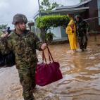 Militares de Puerto Rico ayudan a vecinos.