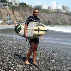 Roc&iacute;o Larranaga, de 53 a&ntilde;os, surfista e instructora de surf, en la playa de Redondo en Lima, Per&uacute;. &quot;Soy la primera mujer en representar a mi pa&iacute;s en competiciones nacionales e internacionales desde 1977&quot;, se...