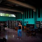 Aimee Pompa Bol&iacute;var, de 43 a&ntilde;os, bibliotecaria, en la Biblioteca Municipal Enrique Jos&eacute; Varona de La Habana, Cuba. &quot;No veo brechas de g&eacute;nero en el trabajo, aqu&iacute; todas las bibliotecarias son mujeres&quot;, ...