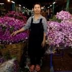 Ram, de 46 a&ntilde;os, posa en su puesto en el mercado de las flores de Bangkok, Tailandia. &quot;En este mercado los hombres hacen los trabajos duros, llevan cosas pesadas, cargan los camiones&quot;.