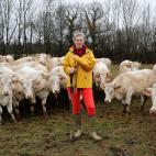Emilie Jeannin, 37 a&ntilde;os, criadora de vacas, con sus charolesas en Beurizot, Francia. &quot;Una vez no pude evitar re&iacute;rme cuando un consejero agr&iacute;cola me pregunt&oacute; d&oacute;nde estaba el jefe. &quot;&iexcl;Est&aacute;s ...