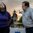 Una mujer y un hombre, en desacuerdo durante la retirada del Emancipation Memorial en Lincoln Park, Washington DC el 25 de junio.
