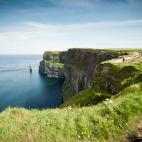 Son probablemente los acantilados más famosos del mundo o, como mínimo, de Irlanda. Con sus más de 200 metros de caída, los Acantilados de Moher recorren ocho kilómetros de la costa oeste irlandesa. Te harán sentir diminuto: las enormes di...