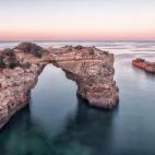 Si por algo es famosa la portuguesa costa del Algarve es por sus espectaculares acantilados. La abrupta costa del sur merece un roadtrip de un par de cientos de kilómetros, descubriendo acantilados tan espectaculares como el Arco de Albandeira,...