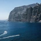 La canaria isla de Tenerife, de origen volcánico, tiene algunos de los paisajes más espectaculares del archipiélago. Entre ellos, el famoso Acantilado de los Gigantes, al noroeste de la isla, que se alza imponente sobre el atlántico a más d...