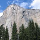 En pleno Parque Nacional de Yosemite se encuentra un gran joya: el Capitán, una enorme pared de granito de casi un kilómetro de alto. Sin embargo, ver las vistas desde arriba no es tan fácil: los primeros escaladores lo lograron en 1958. Pero...