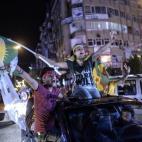 Partidarios del HDP en Diyarbakir celebran el resultado electoral ondeando banderas kurdas.