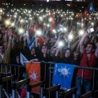 Simpatizantes del AKP, el partido de Erdogan, se congregan a las puertas de la sede de la formación iluminando con sus móviles y gritando eslóganes.