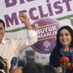 Los cabezas de lista del HDP, Selahattin Demirtas y Figen Yusekdag, sonríen durante la rueda de prensa de valoración de los primeros resultados.