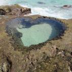 Esta romántica formación rocosa, visible solamente durante unas horas al día, en marea baja en primavera, otoño e invierno, se encuentra en la costa este de Tatsugo-cho en Amami Oshima, Kagoshima. La Heart Rock se ha convertido en un lugar d...