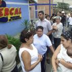 Caraqueños hacen cola para comprar víveres en un mercado de alimentos (MERCAL) creado por el gobierno del presidente venezolano Hugo Chávez en un populoso sector de Caracas, el 23 de abril de 2004. Los electores pobres de Chávez, beneficiado...